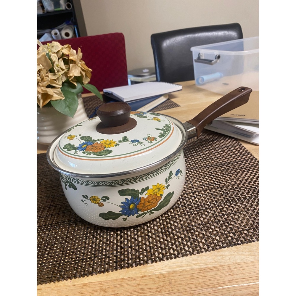 Vintage Floral Enamel Saucepan with Lid Cream Retro Kitchenware Cottagecore